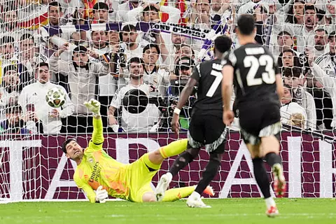 كورتوا ينقذ الموقف.. ساكا يهدر ركلة جزاء لصالح أرسنال أمام ريال مدريد (فيديو)